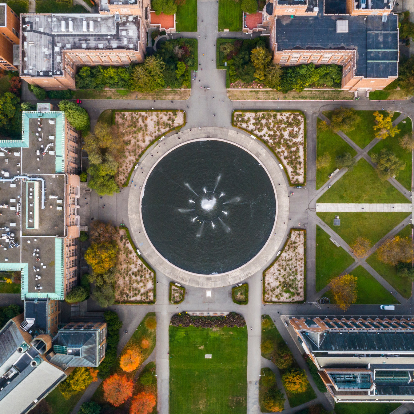 Arial view of a fountain at the University of Washington